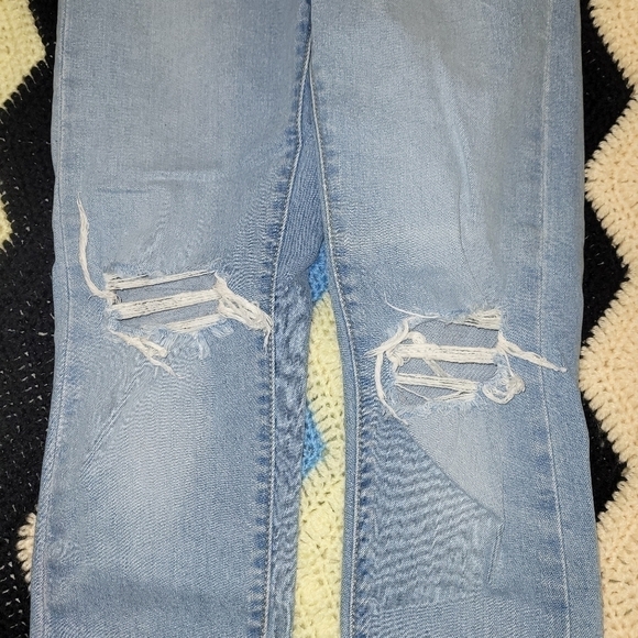 LEVI'S wedgie skinny light wash distressed knees jeans - Picture 11 of 12
